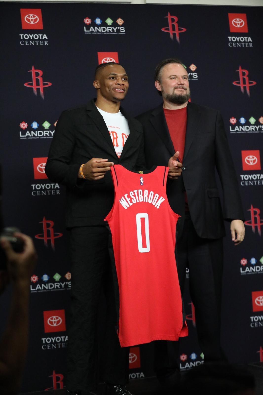 沪媒：莱昂纳多伤势没完全康复，刘若钒等人也有不同程度伤病（沪媒称莱昂纳多尚未完全康复，刘若钒等队友亦有不同程度伤情）