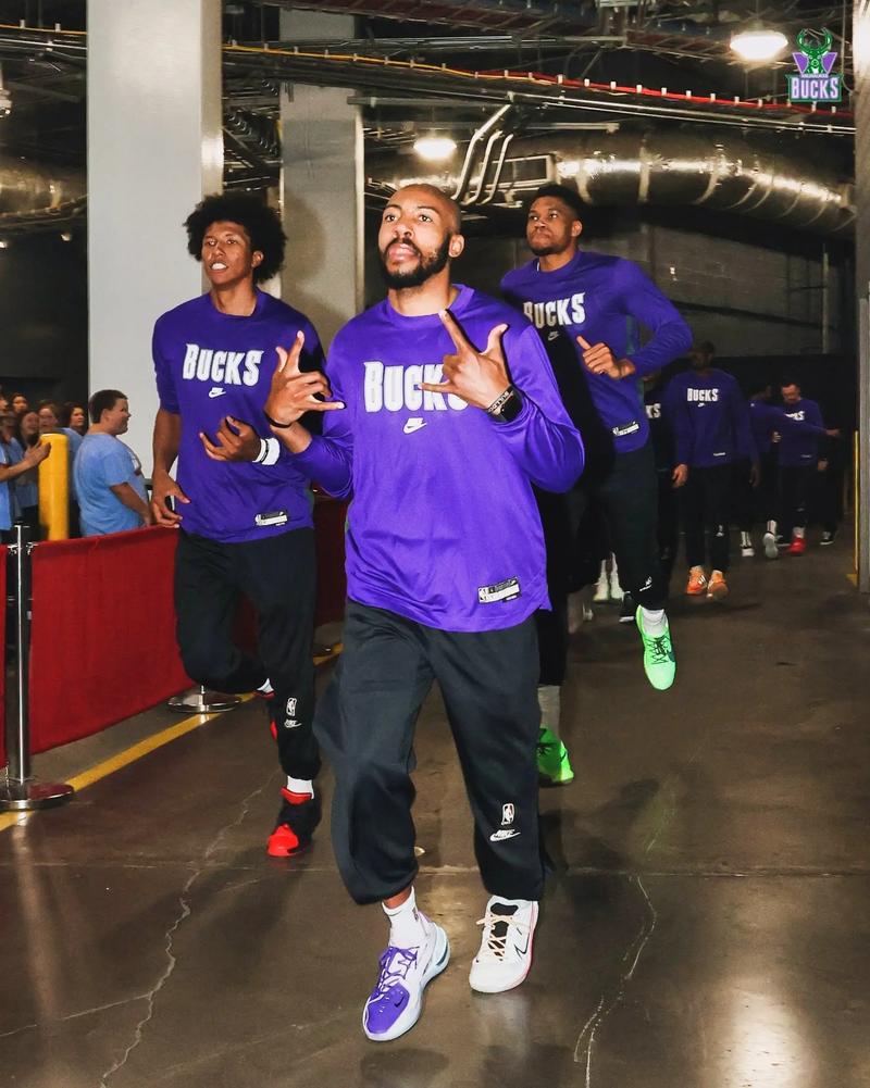 狂下三分雨！勇士首节命中8记三分，狂轰38分领先13分（三分如雨！勇士首节投进8记三分，单节38分轰出13分优势）