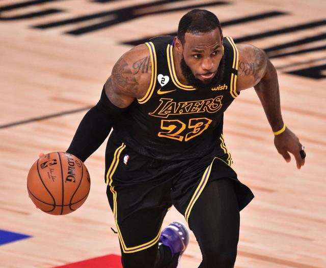 送别队长，浙江球迷打出两幅tifo致敬弗兰克（为队长送行，浙江球迷以两幅Tifo致敬弗兰克）